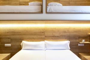 A bed or beds in a room at Weflating City Center