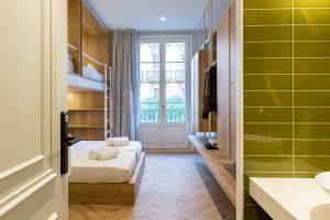 A bed or beds in a room at Weflating City Center