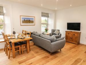 uma sala de estar com um sofá e uma mesa em Howgills em Kirkby Stephen