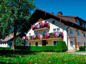 budynek z skrzyniami kwiatowymi na boku w obiekcie Gästehaus Jedinger w mieście St. Georgen im Attergau