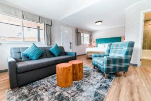 uma sala de estar com um sofá e uma cama em Mount Robson Inn em Jasper