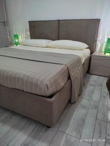 een groot bed in een slaapkamer met groene verlichting bij Ca'Claudia Boavista in Sal Rei