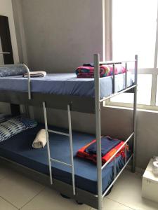 Двухъярусная кровать или двухъярусные кровати в номере Sweet Home Home Office - Centro de São Paulo, ao lado do metrô Anhangabaú