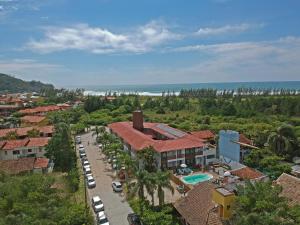 uma vista aérea de um resort com uma piscina em La Ferrugem Suites - 100 mts da Praia em Garopaba