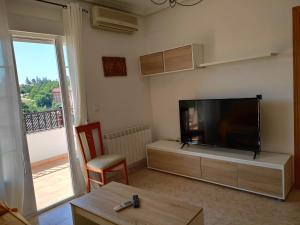 a living room with a large flat screen tv at Apartamento La Relojera 1 in Jarandilla de la Vera