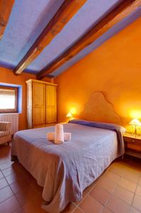 Una cama o camas en una habitación de Mas Petit, turisme rural