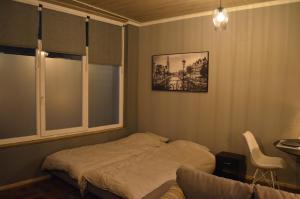 1 dormitorio con cama, escritorio y silla en Chez Henri, en Stavelot