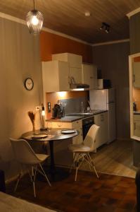 uma cozinha com mesa e cadeiras num quarto em Chez Henri em Stavelot