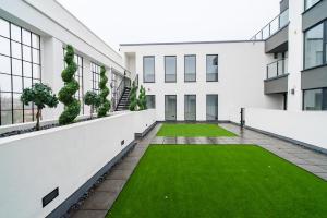 un patio vacío de un edificio con césped verde en Luxe Apartments, The Moorwell, Parking, Gym - 10mins Cardiff City Ctr, en Cardiff