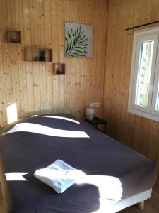 Ένα ή περισσότερα κρεβάτια σε δωμάτιο στο Domaine des Epinettes