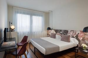 Letto o letti in una camera di Hotel Leopardi