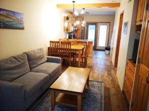 een woonkamer met een bank en een tafel bij Banff Gate vacation townhouse in Canmore