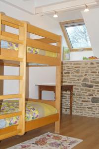 ein Schlafzimmer mit Etagenbetten in einem Haus in der Unterkunft Gîte La Bulle En Baie, proche Mont Saint-Michel, au calme, pour 4 pers in Crollon