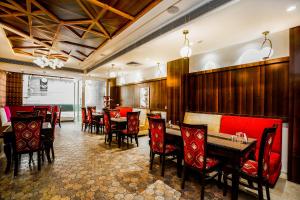 En restaurant eller et andet spisested på Amritsar Grand By Levelup Hotels 100 meters from golden temple