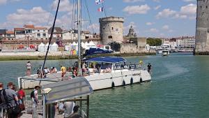 ラ・ロシェルにあるPortes de la Rochelleの船が船着き場に