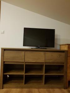 TV a/nebo společenská místnost v ubytování Hostel Mleczna - Metro Zacisze
