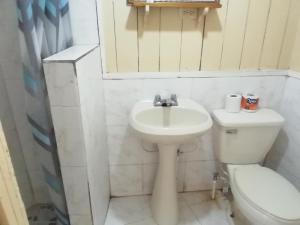 Een badkamer bij Buccaneer Resort