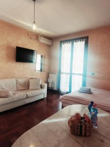 ein Wohnzimmer mit einem weißen Sofa und einem weißen Sofa in der Unterkunft B&B La Tartaruga in Pregnana Milanese