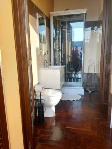 ein Bad mit einem WC und einem Waschbecken in der Unterkunft B&B La Tartaruga in Pregnana Milanese