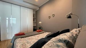 una camera con letto e lampada di Apartament na Klifie "LUNA" a Ustronie Morskie
