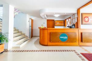 un vestíbulo de un edificio de oficinas con una escalera en Ayenda Optimum, en Pereira
