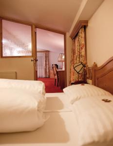 a hotel room with two beds and a window at Hotel-Garni Stern - bed & breakfast & more in Imst