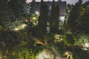 una vista aérea de una casa con árboles y luces en Апартаменты в гостевом домике en Almaty