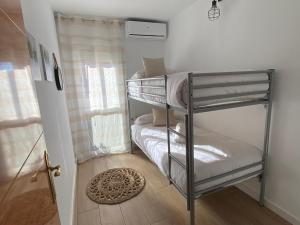 1 Schlafzimmer mit 2 Etagenbetten in einem Zimmer in der Unterkunft Vilamarlux VI in Vilassar de Mar