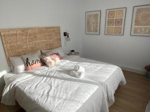 A bed or beds in a room at Vilamarlux VI Még 13 kép