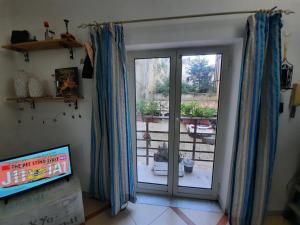 een woonkamer met een glazen schuifdeur naar een patio bij La casa nella roccia in Napels
