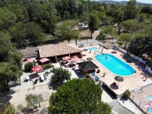 Bazén v ubytování camping le Fief d'Anduze nebo v jeho okolí