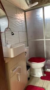 La petite salle de bains est pourvue de toilettes et d'un lavabo. dans l'établissement Cabana Bacana, à Praia Grande
