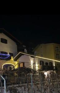 een gebouw 's nachts met lichten aan bij Ancienne Maisonnette in Aosta