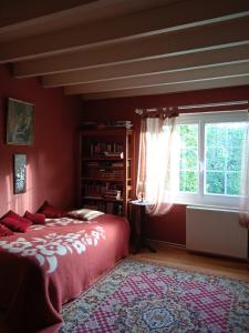 Un dormitorio con una cama grande y una ventana en APPARTEMENT INDEPENDANT DANS MAISON PARTICULIERE en Bayet