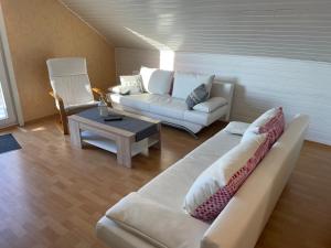 uma sala de estar com um sofá e uma mesa em Haus Harzlich em Braunlage