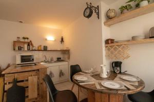 una cucina con tavolo e sedie in una stanza di CABANA & Rustique - Proche Mâcon Nord a Viré