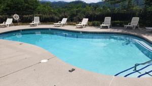 Πισίνα στο ή κοντά στο Gatlinburg Chateau Condo 301