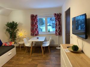 TV a/nebo společenská místnost v ubytování Apartmány Klárka