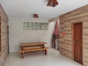 a room with a wooden bench and a window at Casa em Guarapari, próximo a praia do morro in Guarapari