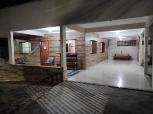 a hallway of a house with a table and a bench at Casa em Guarapari, próximo a praia do morro in Guarapari +2 photos
