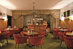 A restaurant or other place to eat at Hotel-Garni Stern - bed & breakfast & more Még 37 kép