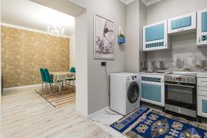 Kuchyň nebo kuchyňský kout v ubytování Венский Квартал-83 Apartments- Expo, Mega Silky Way