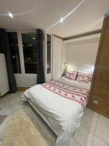 a bedroom with a bed in a room with a window at L'aiguille de L'M in Chamonix-Mont-Blanc