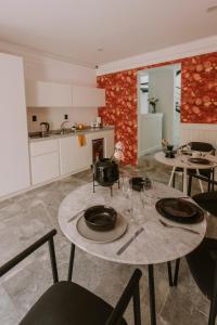 a kitchen and dining room with a table and chairs at Matiana Estudiante in Zacatecas