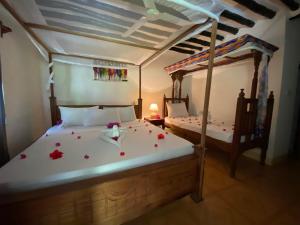 מיטה או מיטות בחדר ב-Menai Bay Beach Bungalows