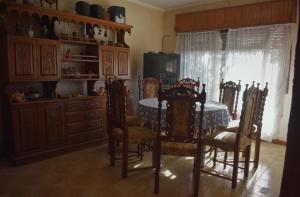 a dining room with a table and chairs and a window at Hostel IV Estaciones in San Luis