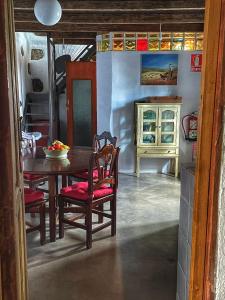 comedor con mesa de madera y sillas en Casa Poesía de El Hierro, situada en el centro de El Pinar, en El Pinar de El Hierro