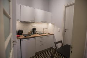 een keuken met witte kasten en een aanrecht bij Elegant apartment in the heart of Heraklion in Heraklion