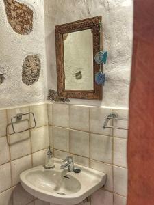 y baño con lavabo y espejo. en Casa Poesía de El Hierro, situada en el centro de El Pinar, en El Pinar de El Hierro