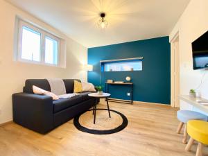 uma sala de estar com um sofá e uma mesa em Cosy & Chill Appartements - 10 min de la mer - Jardin, Netflix, terrasse, fibre & parking em Cagnes-sur-Mer